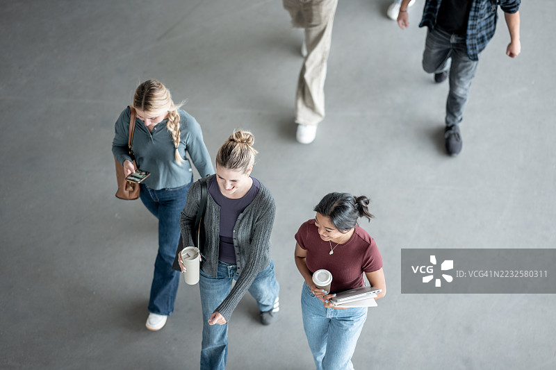 一群多元化的年轻人在开放空间中社交散步图片素材