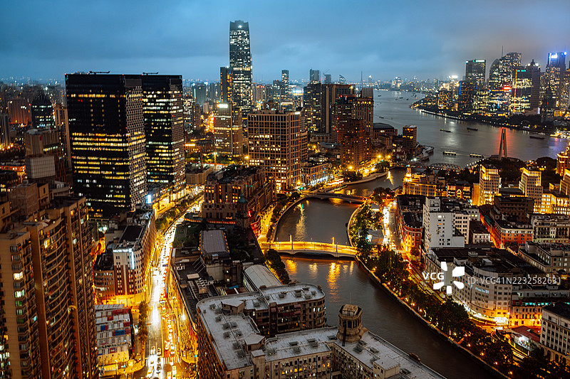 夜间上海城市景观的鸟瞰图，灯光璀璨的天际线图片素材