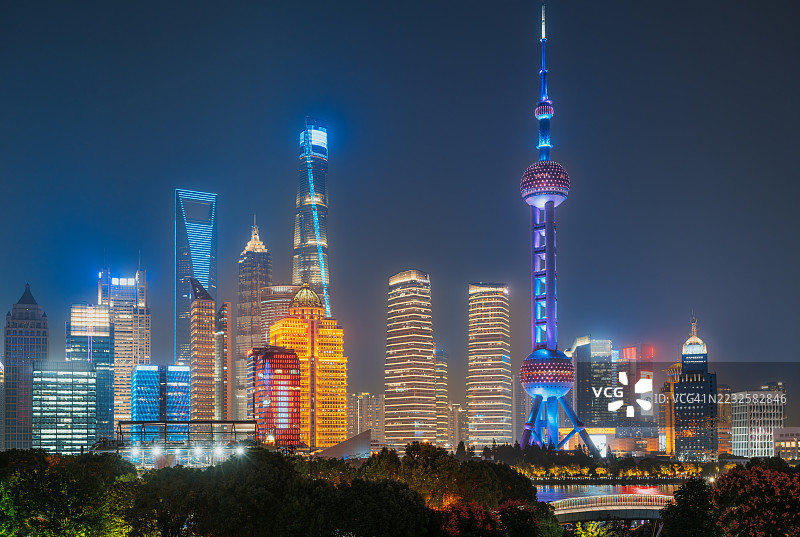 夜晚的上海灯火辉煌的天际线，塔楼与摩天大楼尽显风采图片素材