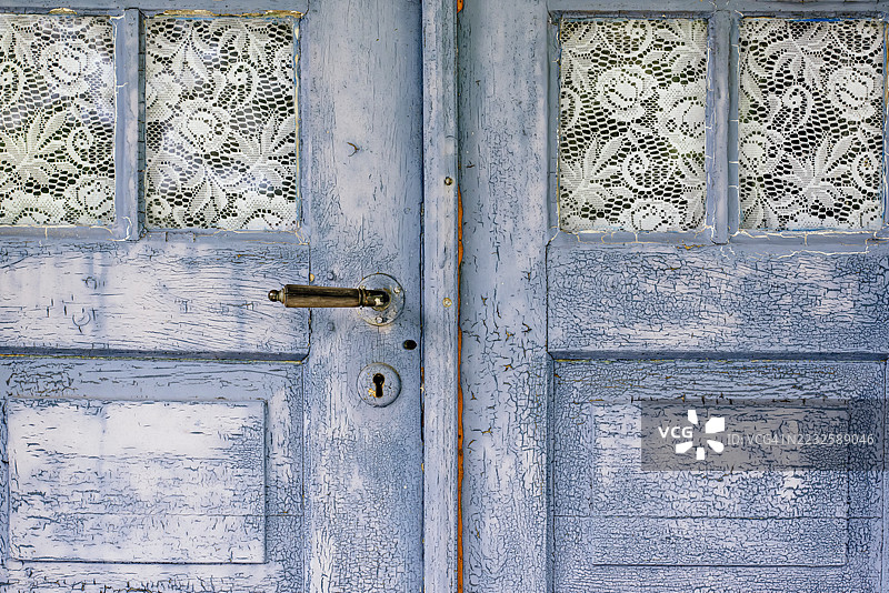 带蕾丝窗帘的乡村蓝色木门图片素材