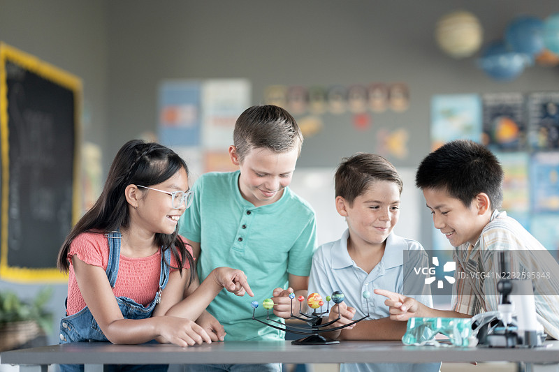 一群多元化的孩子在教室里参与STEM活动图片素材