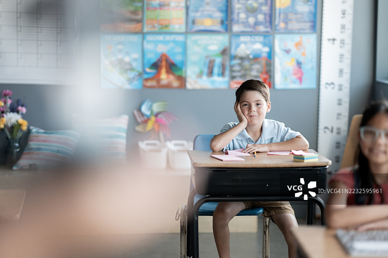 教室环境中的年轻学生，周围有STEM海报和活动图片素材