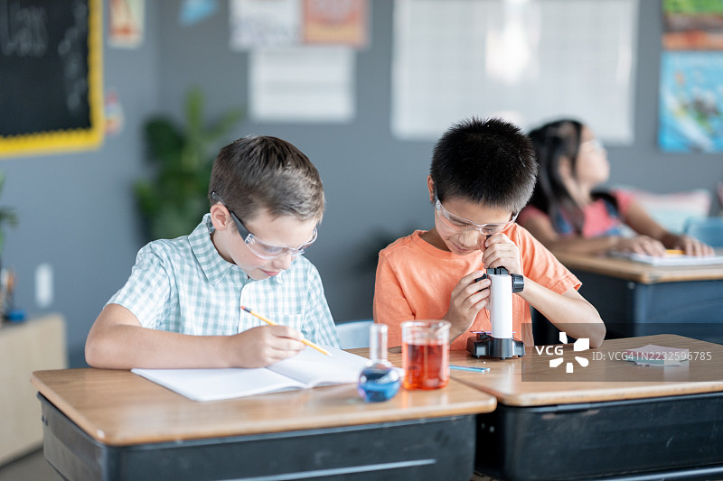 学生们在明亮的教室环境中进行STEM活动图片素材