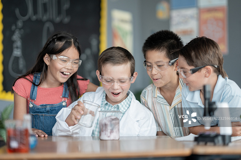 多元化学生在教室环境中进行科学实验图片素材