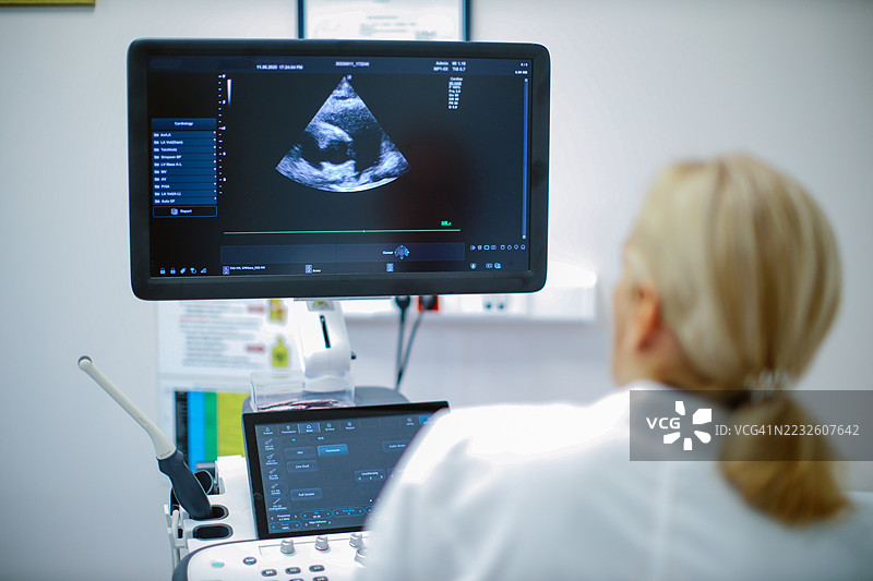 医生为一名年轻男孩患者进行超声检查图片素材