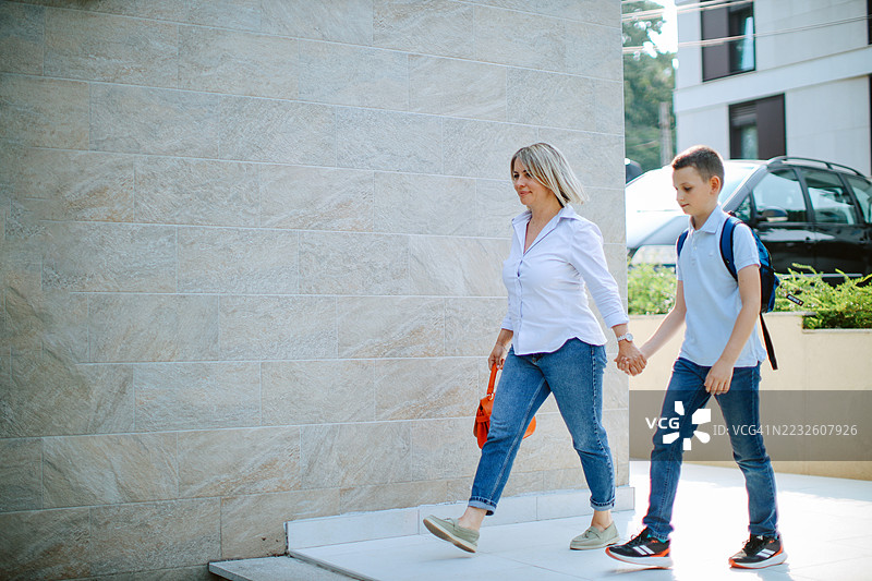 妈妈带儿子去医院检查图片素材