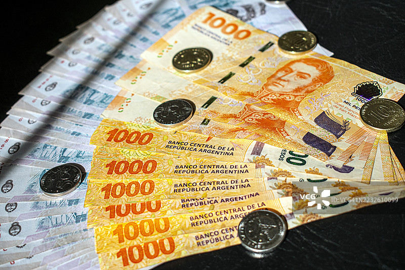 现金1000和10000阿根廷比索纸币及硬币。阿根廷货币。设计2024 - 阿根廷比索图片素材