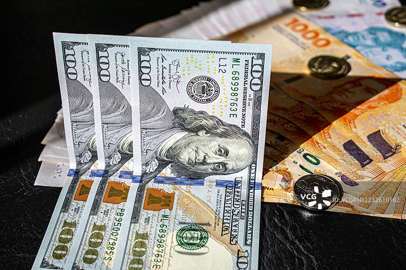 100美元现金和阿根廷比索纸币及硬币。阿根廷货币。2024年设计 - 阿根廷比索 - 外汇市场 - 货币兑换图片素材