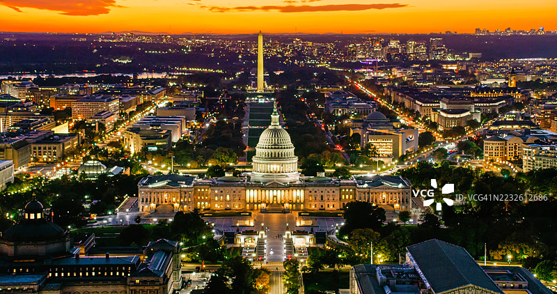 日落时分美国国会大厦和华盛顿纪念碑的正面视图图片素材