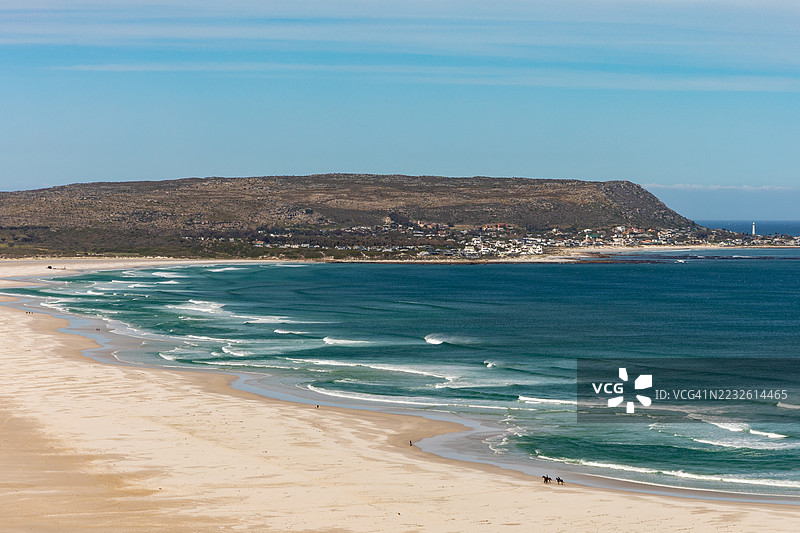 高角度俯瞰美丽的白沙克利夫顿海滩和晴朗日子的桌山。图片素材