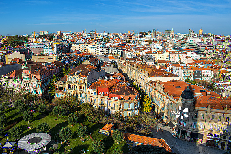 葡萄牙波尔图。克莱里戈斯塔上的城市全景，房屋和建筑。图片素材