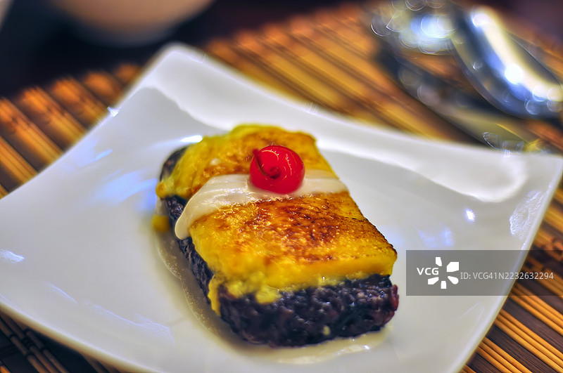 特写镜头的紫薯米糕，上面覆盖着椰子奶油。图片素材