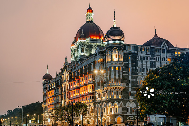 孟买的泰姬陵宫殿夜景。马哈拉施特拉邦。印度。图片素材