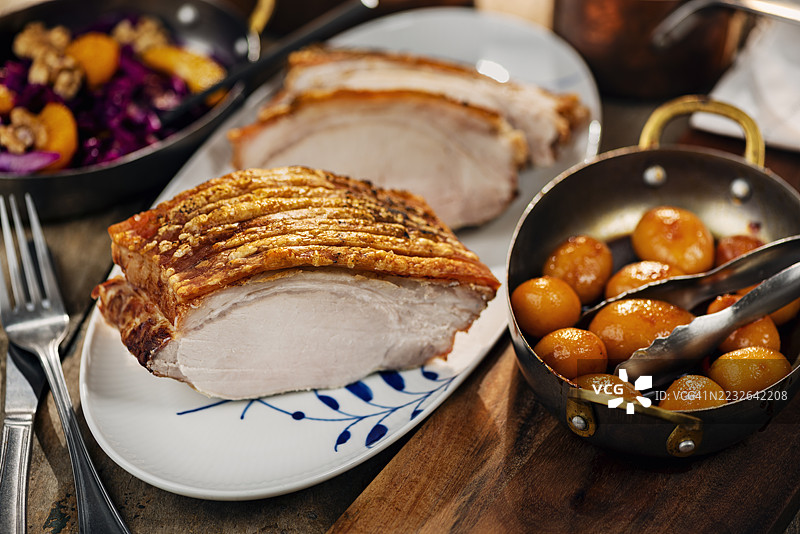烤猪肉圣诞晚餐图片素材