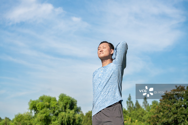 夏日阳光蓝天下，逆光抓拍的男性肖像图片素材