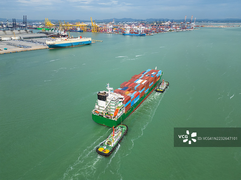 货船和拖船一起在港口航行图片素材
