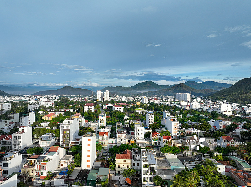 芽庄是越南一个美丽的海滨城市，拥有世界上最迷人的海湾之一，坐落在温暖宁静的热带环境中。图片素材