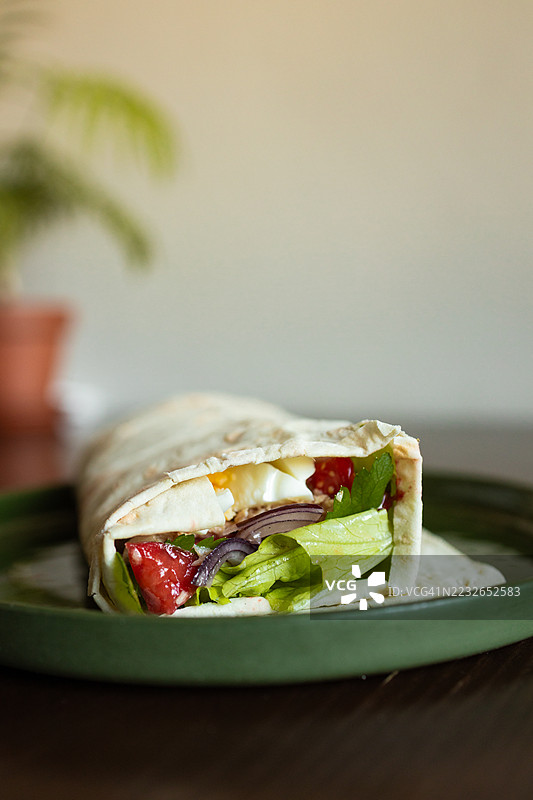 近距离拍摄的拉瓦什卷饼，内含金枪鱼、鸡蛋和新鲜蔬菜图片素材
