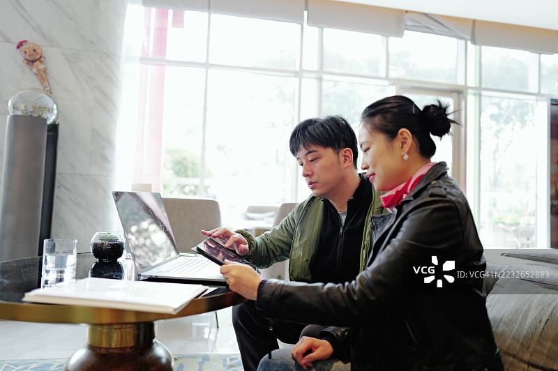 人们在现代咖啡馆环境中合作工作图片素材