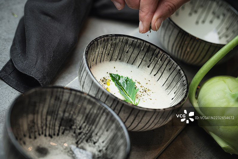 球芽甘蓝汤，顺滑的泥状，轻柔地调味以新鲜的花园香草。图片素材