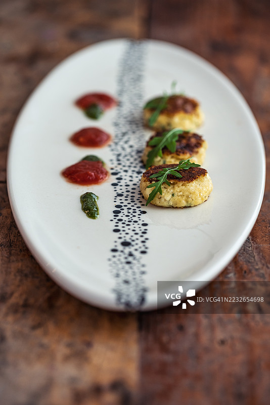 煎豆腐奶酪饼配莎莎酱和新鲜芝麻菜。图片素材