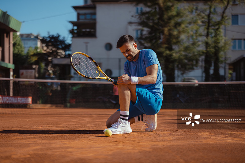 运动损伤概念，男性网球运动员感到膝盖疼痛图片素材