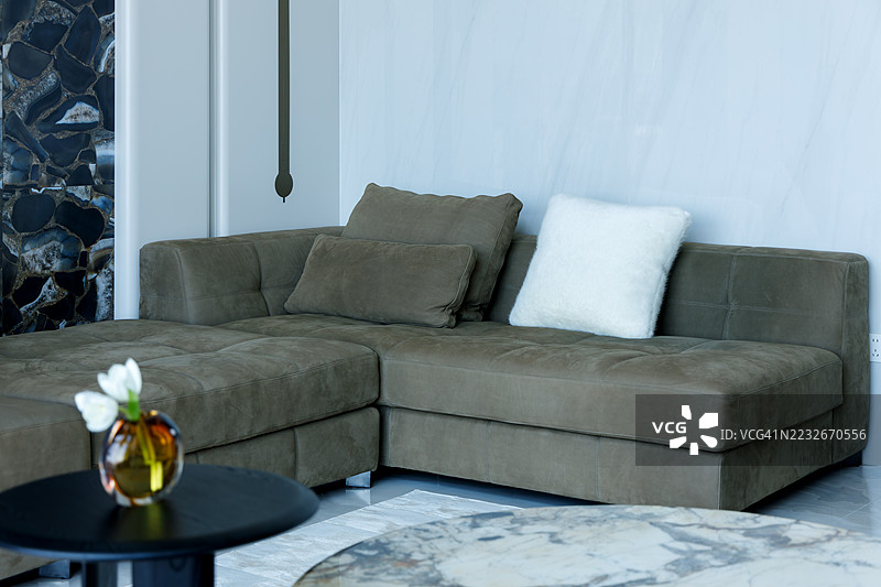 客厅里的棕色皮沙发图片素材