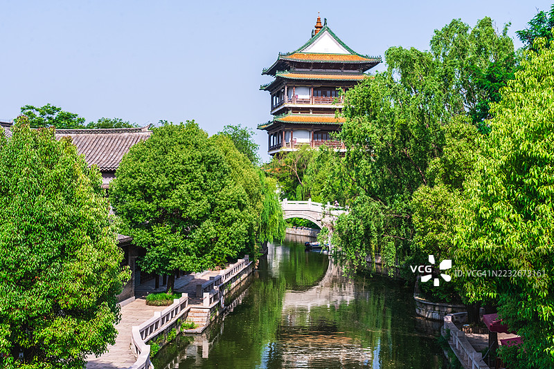 被绿树和运河环绕的传统中国亭子图片素材