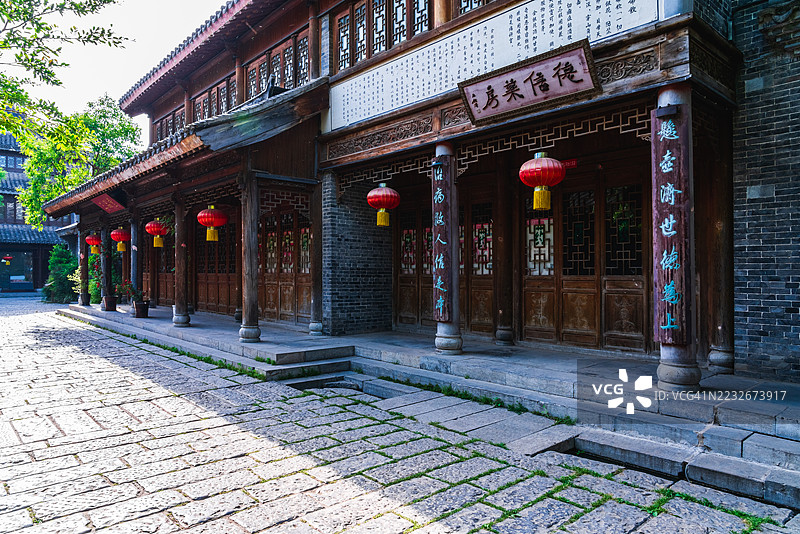 中式传统建筑，门前挂着红灯笼图片素材