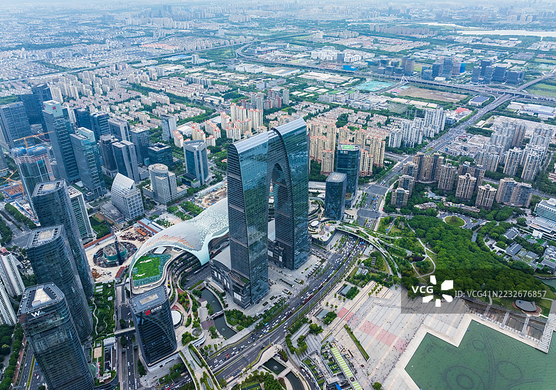 现代城市的鸟瞰图，展示高耸的摩天大楼和城市基础设施图片素材