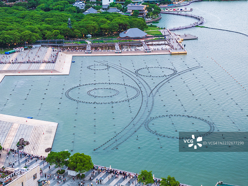 水边区域的鸟瞰图，水面上有圆形图案图片素材
