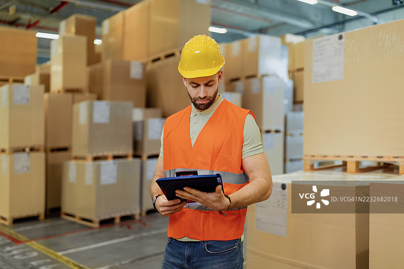 仓库工人使用夹板图片素材