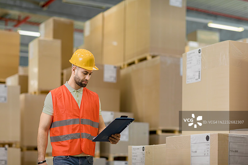 仓库工人使用夹板图片素材