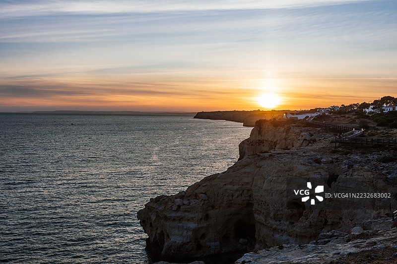 葡萄牙卡尔沃埃罗的海岸悬崖步道，日落时分的海岸景观。图片素材
