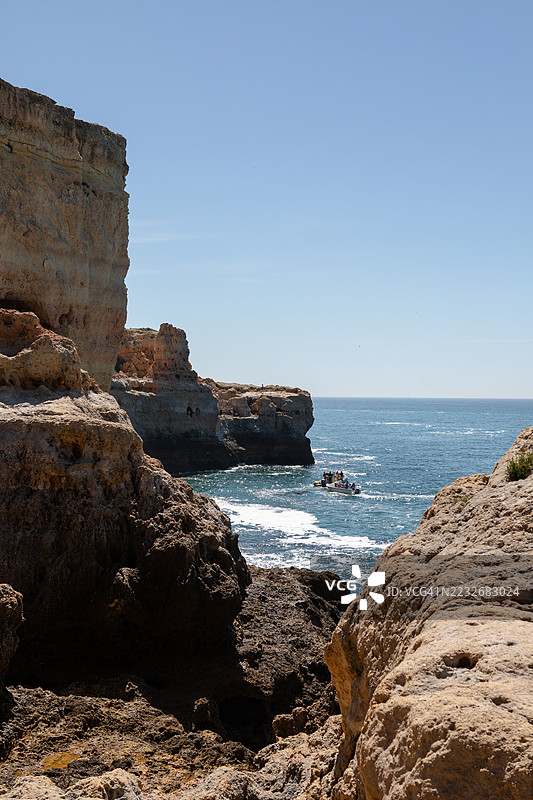 崎岖的海岸线与岩石形成，葡萄牙卡尔沃埃罗步道的图罗克石图片素材