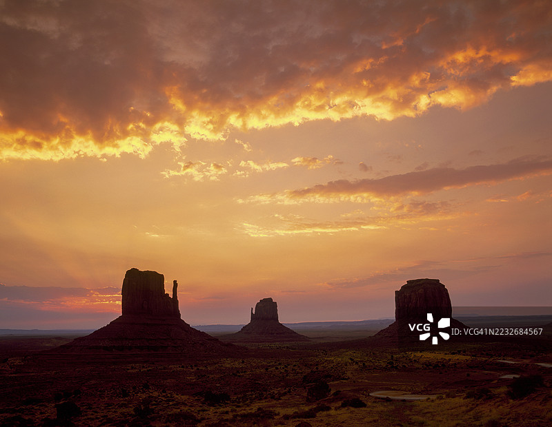 美国，亚利桑那州。纪念碑谷部落公园的日落。图片素材