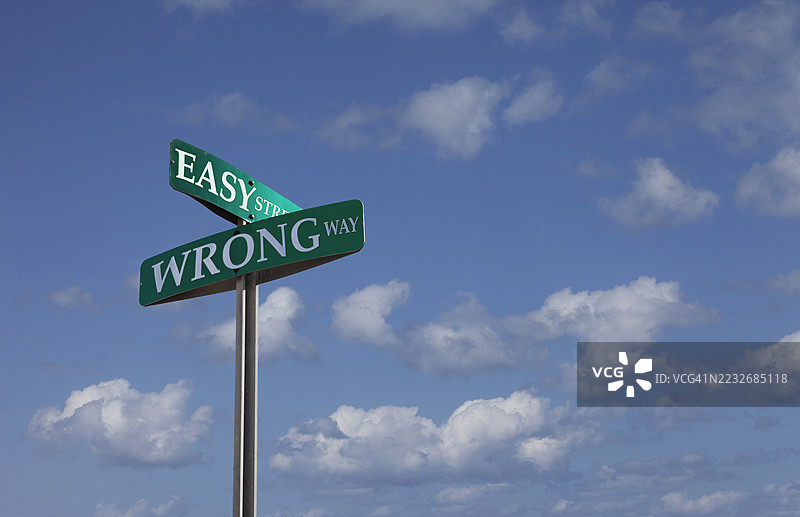 指向正确道路和错误道路的标志。图片素材