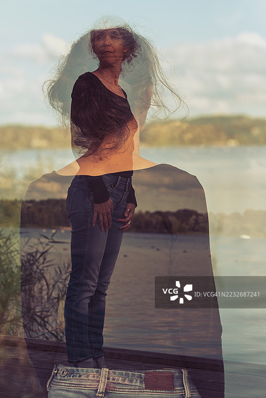 水边女性的双重曝光肖像图片素材