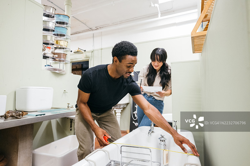 年轻情侣在购买浴室配件图片素材
