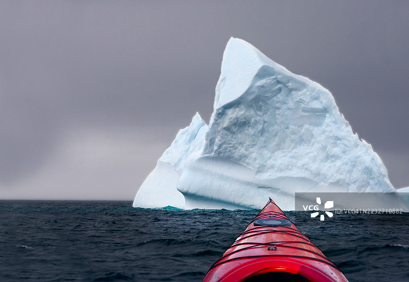 纽芬兰，皮划艇运动员接近冰山图片素材