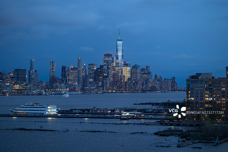 下曼哈顿天际线与哈德逊河图片素材