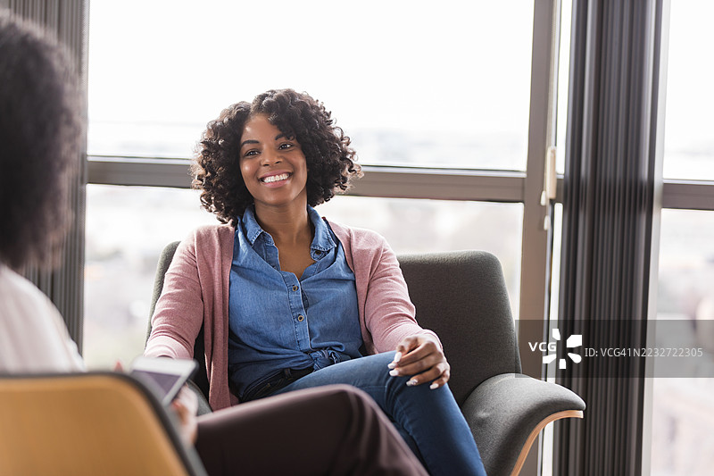非裔美国女性在治疗会议中，微笑且自信图片素材