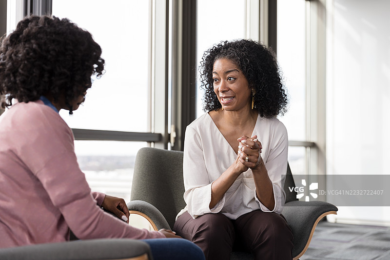 两位女性在咨询会议中讨论心理健康图片素材