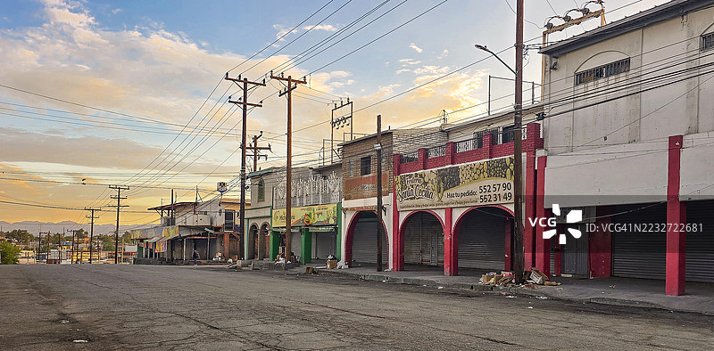 在墨西卡利，巴哈加利福尼亚的日落时分，孤独地俯瞰空荡荡的市中心街道。图片素材