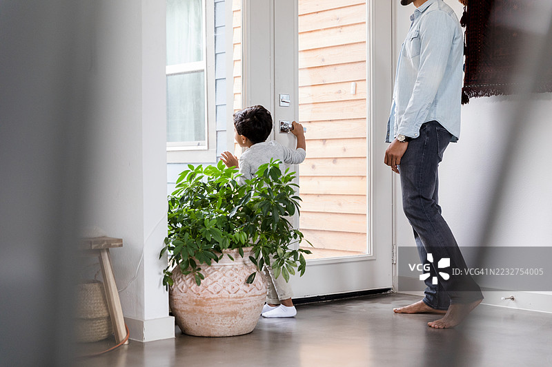 家庭在家：父亲与儿子在前门口图片素材