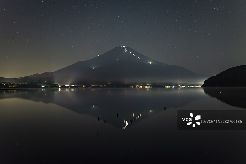 富士山夜景倒映在山中湖 - 夏季星空图片素材