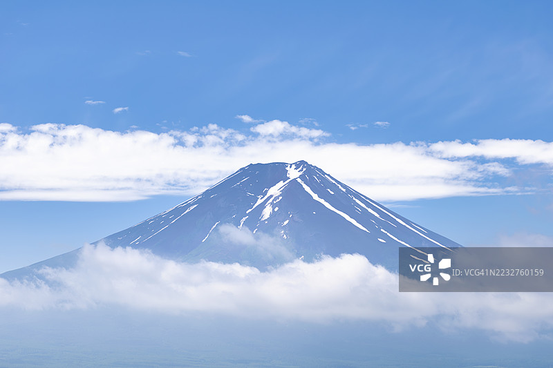 夏季的富士山与云彩图片素材
