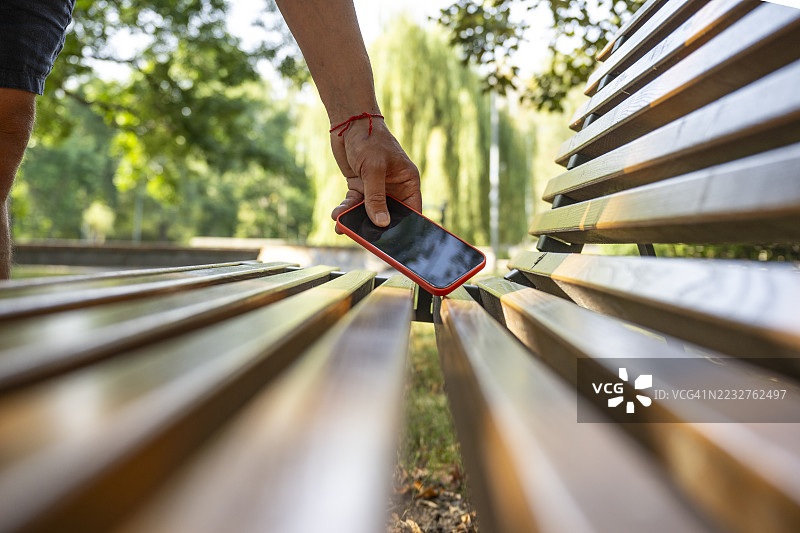 遗失与寻回的手机放在木凳上图片素材