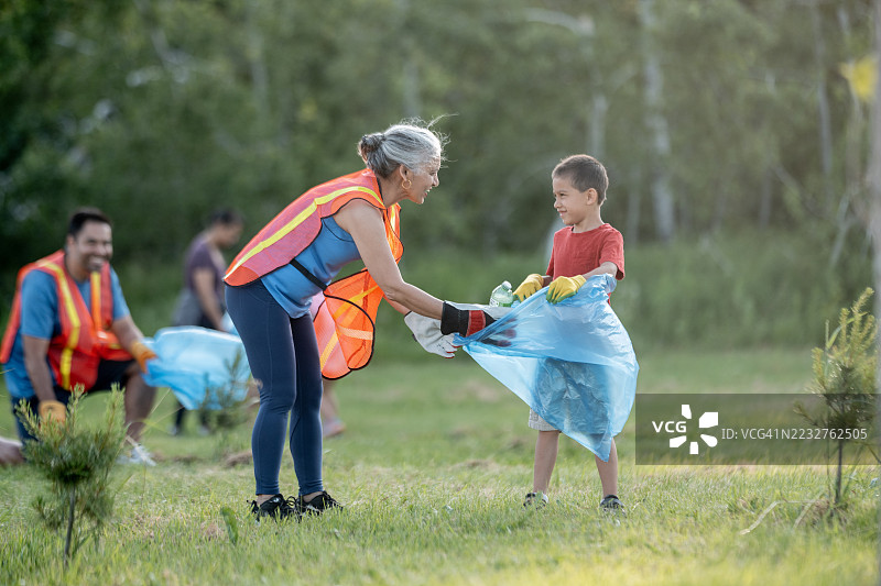 社区志愿者在公园里一起捡垃圾图片素材