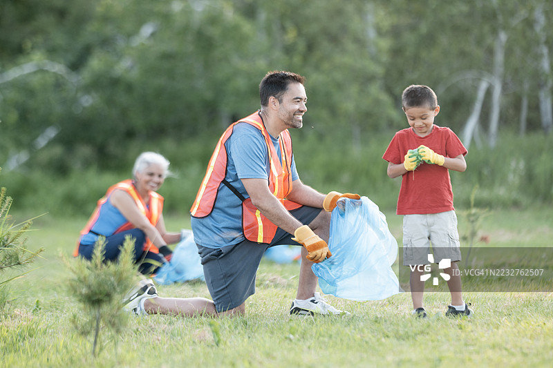 志愿者在社区活动中一起清理公园图片素材